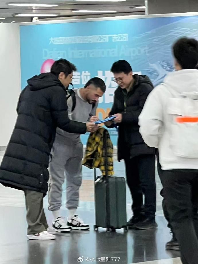 博主：斯坦丘重返中国抵达大连将加盟英博，在机场为球迷签名