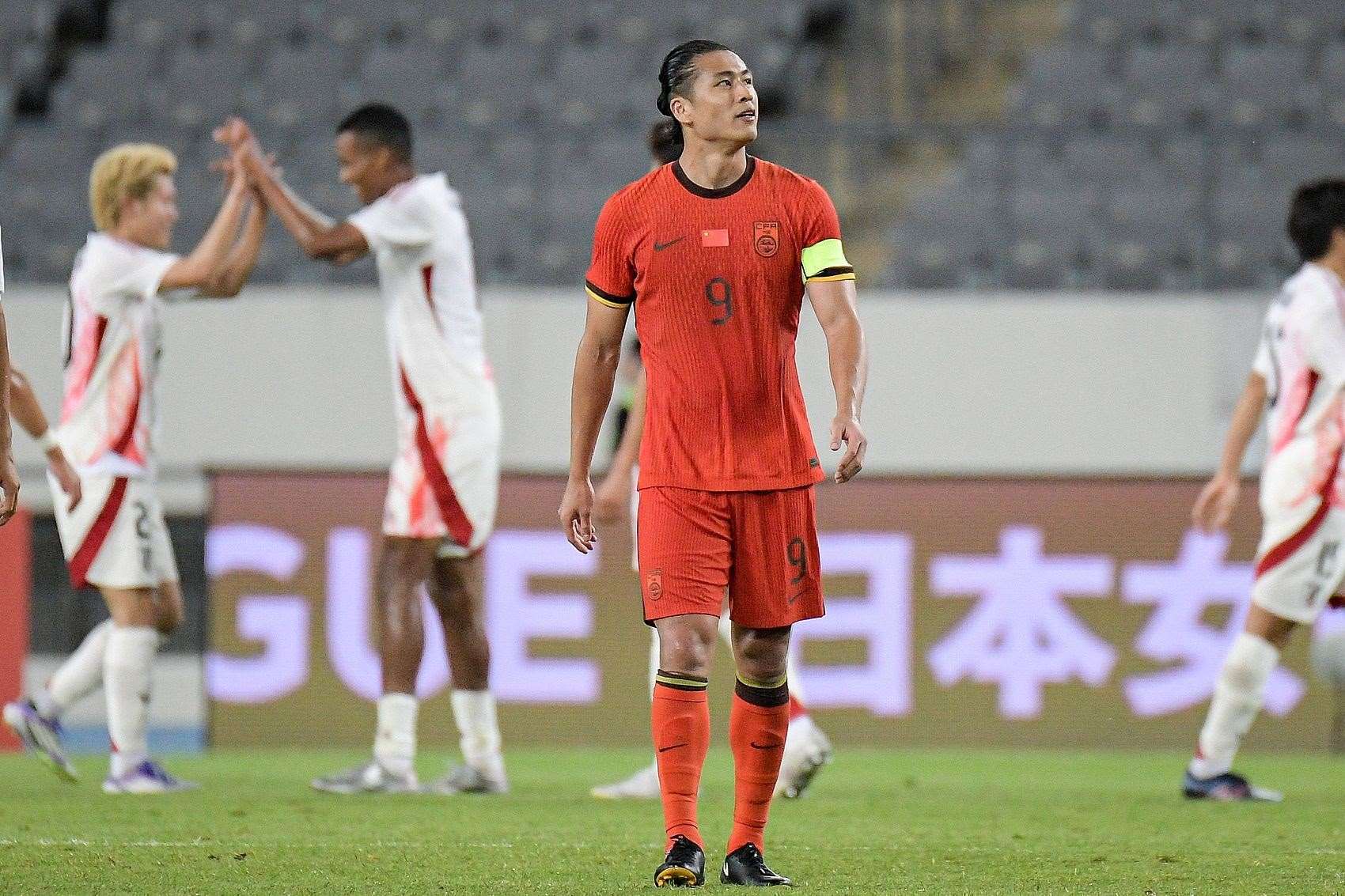 记者：张玉宁腿部肌肉出现疲劳性损伤，因伤未出战乌兹别克斯坦