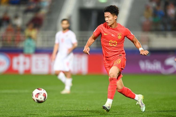 国足2-2乌兹别克斯坦：林良铭造点 命中，塞鸟首发魏震两黄染红