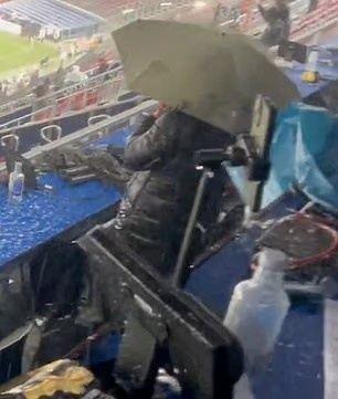 邮报：诺坎普球场在暴雨中受考验，记者的电子设备都被淋湿