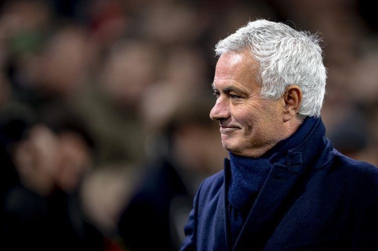 穆帅：赛后皇马球员把球衣送我，我向队员们展示上面的15座欧冠