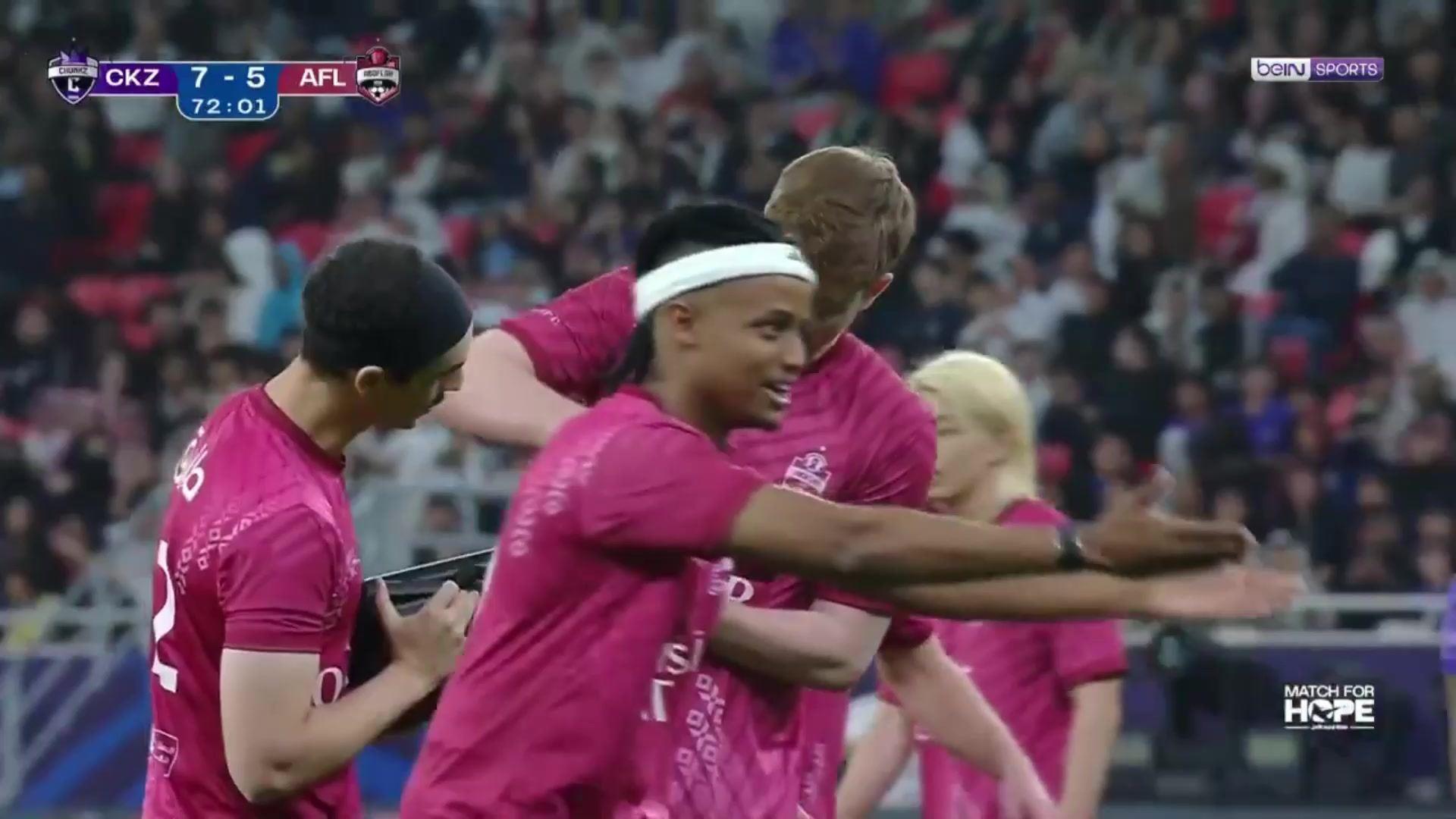 钞能力顶流网红MrBeast慈善赛万元“收买”门将 打入空门点球