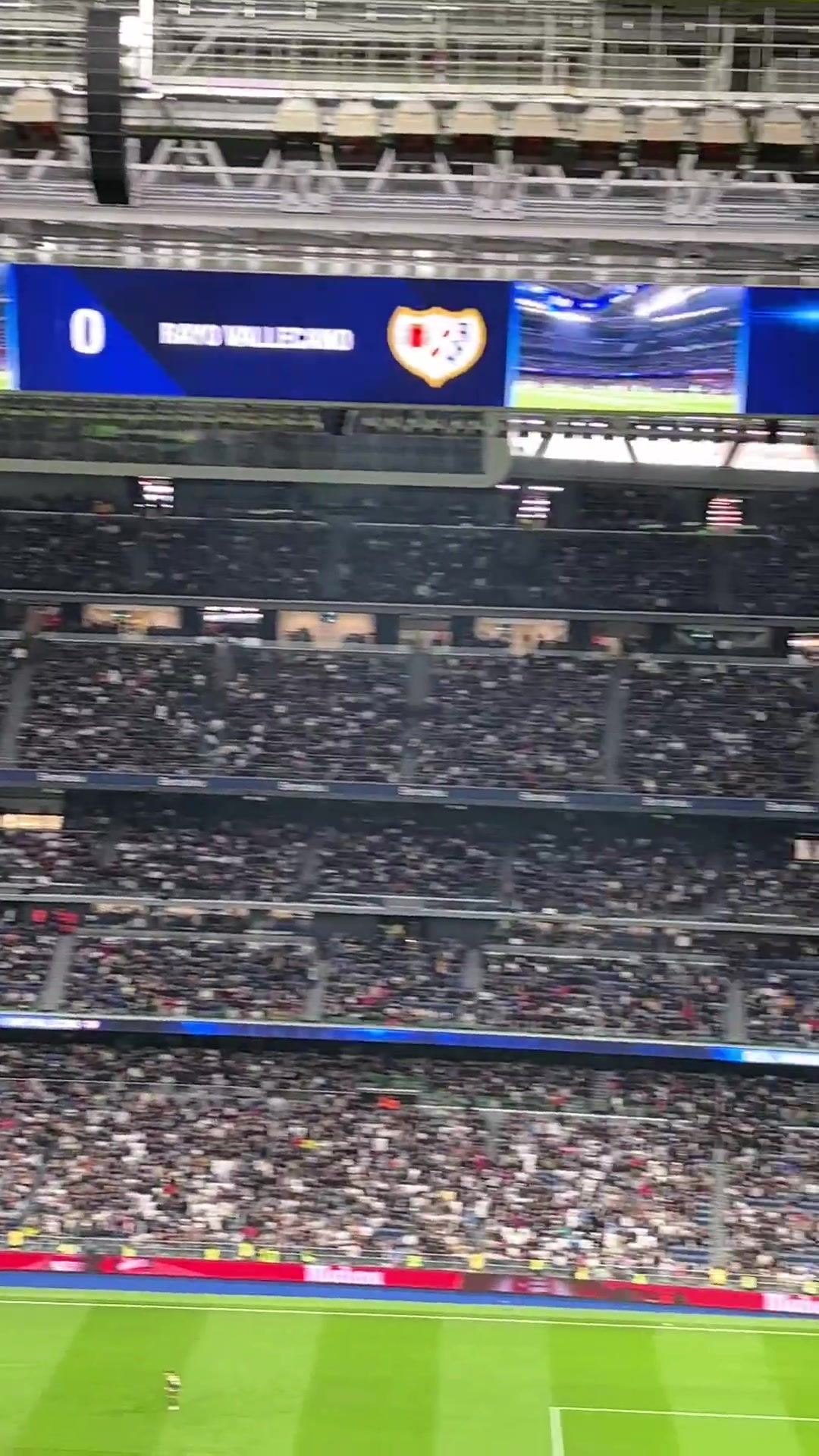 叕被自家球迷嘘！记者：皇马赛前热身，伯纳乌主场再次爆发嘘声