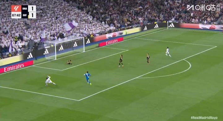 差之毫厘！姆巴佩人球分过过掉门将，左脚打空门击中横梁！