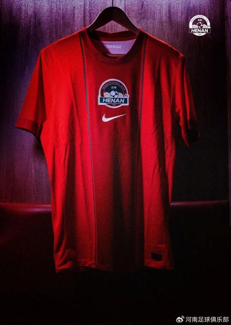 河南队发布新赛季主场球衣，红绿两色交织出河岸林木的延展节奏