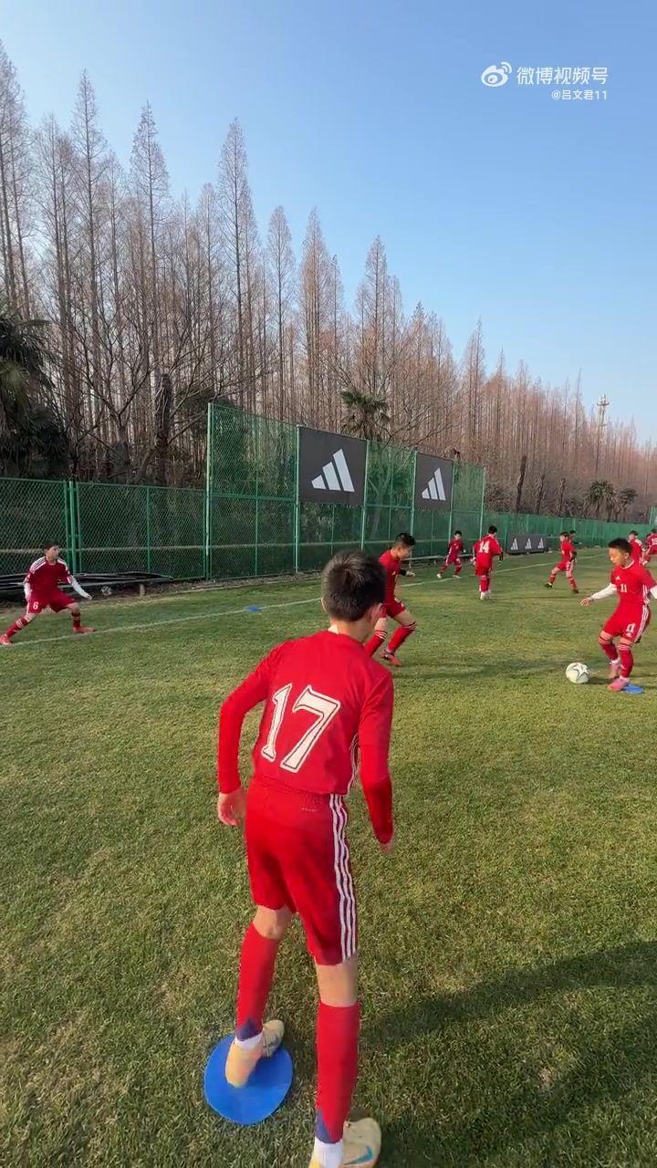 吕文君晒海港梯队训练视频：你们一定会越来越好的加油