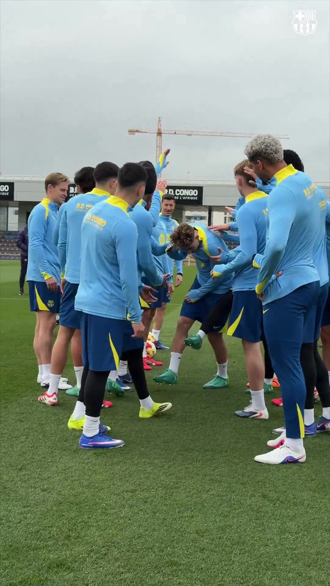 队友列队拍打祝贺费尔明！巴萨社媒：续约，就是要一起庆祝