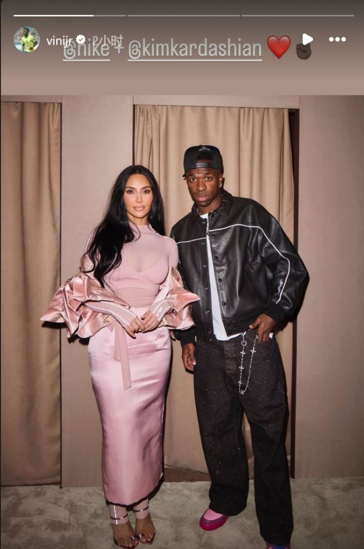 出席时尚活动，皇马边锋维尼修斯社媒晒和社交名媛金·卡戴珊合照