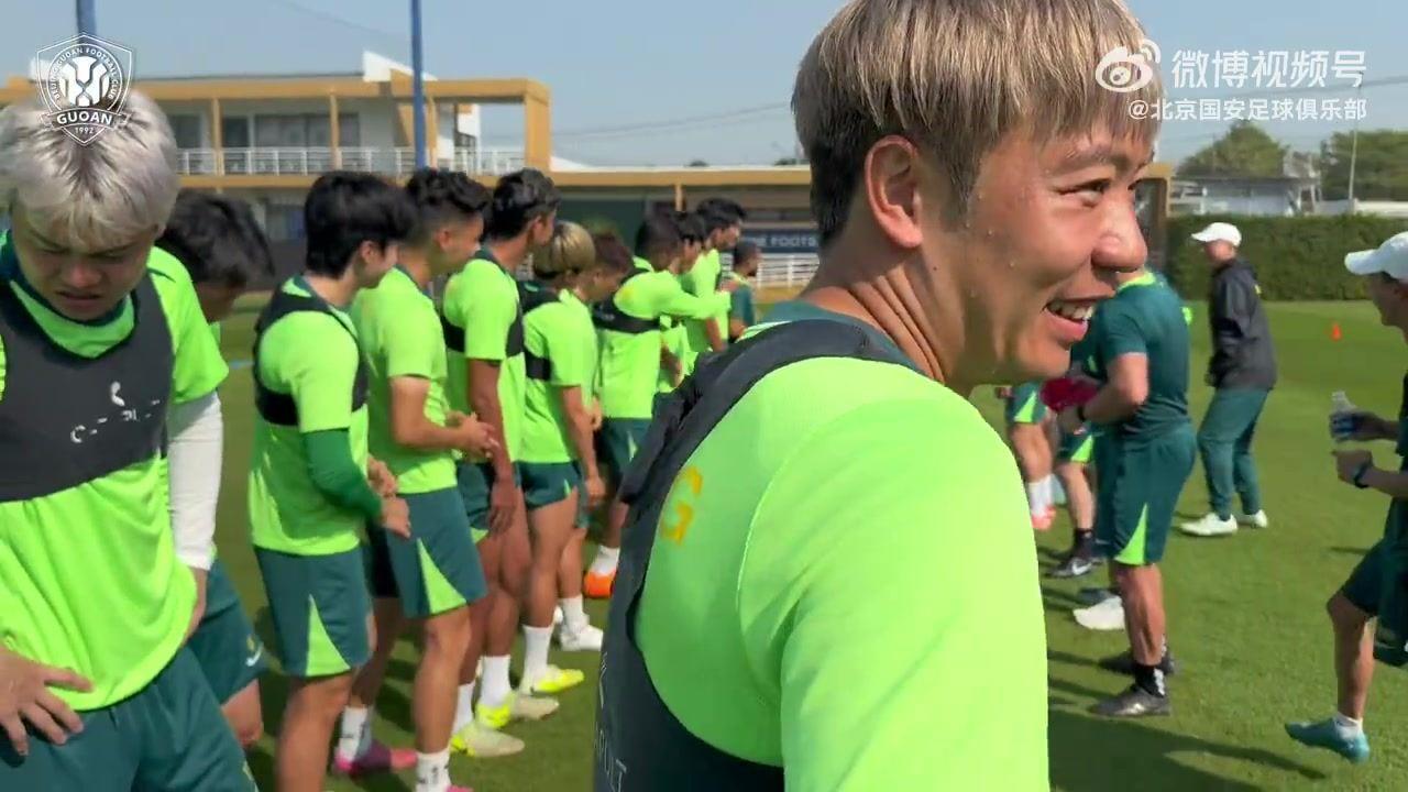 笑容满面！国安新援中卫拉莫斯到队，队友列队欢迎