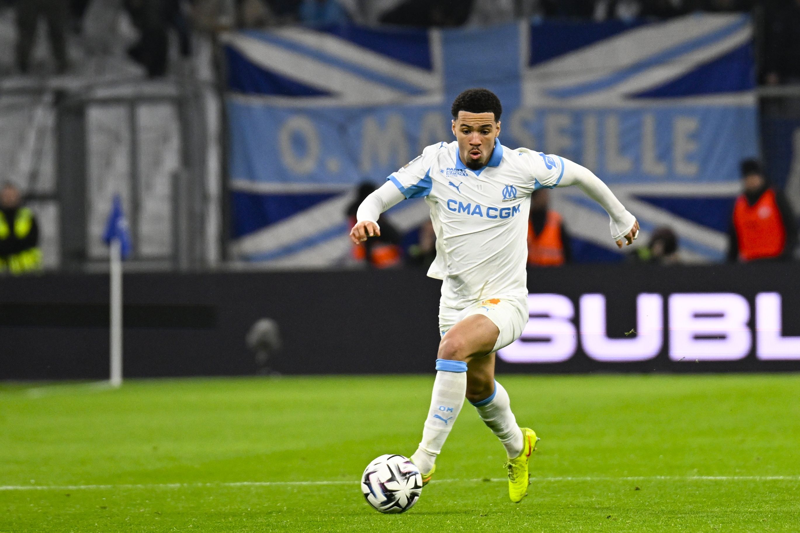 镜报：恩瓦内里铲抢导致对手脚踝变形，对方主帅不满裁判仅给黄牌