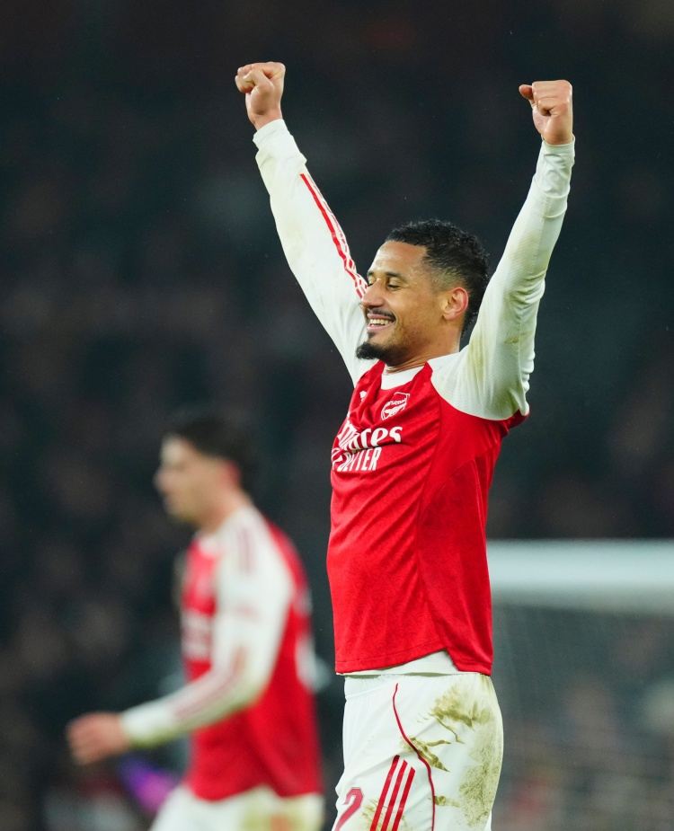 要签顶级中卫！龙赛罗：科纳特不令我信服，球队应花钱签萨利巴