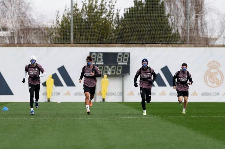 世体介绍“平图斯面罩”作用：模拟海拔910米-5500米间的极端环境