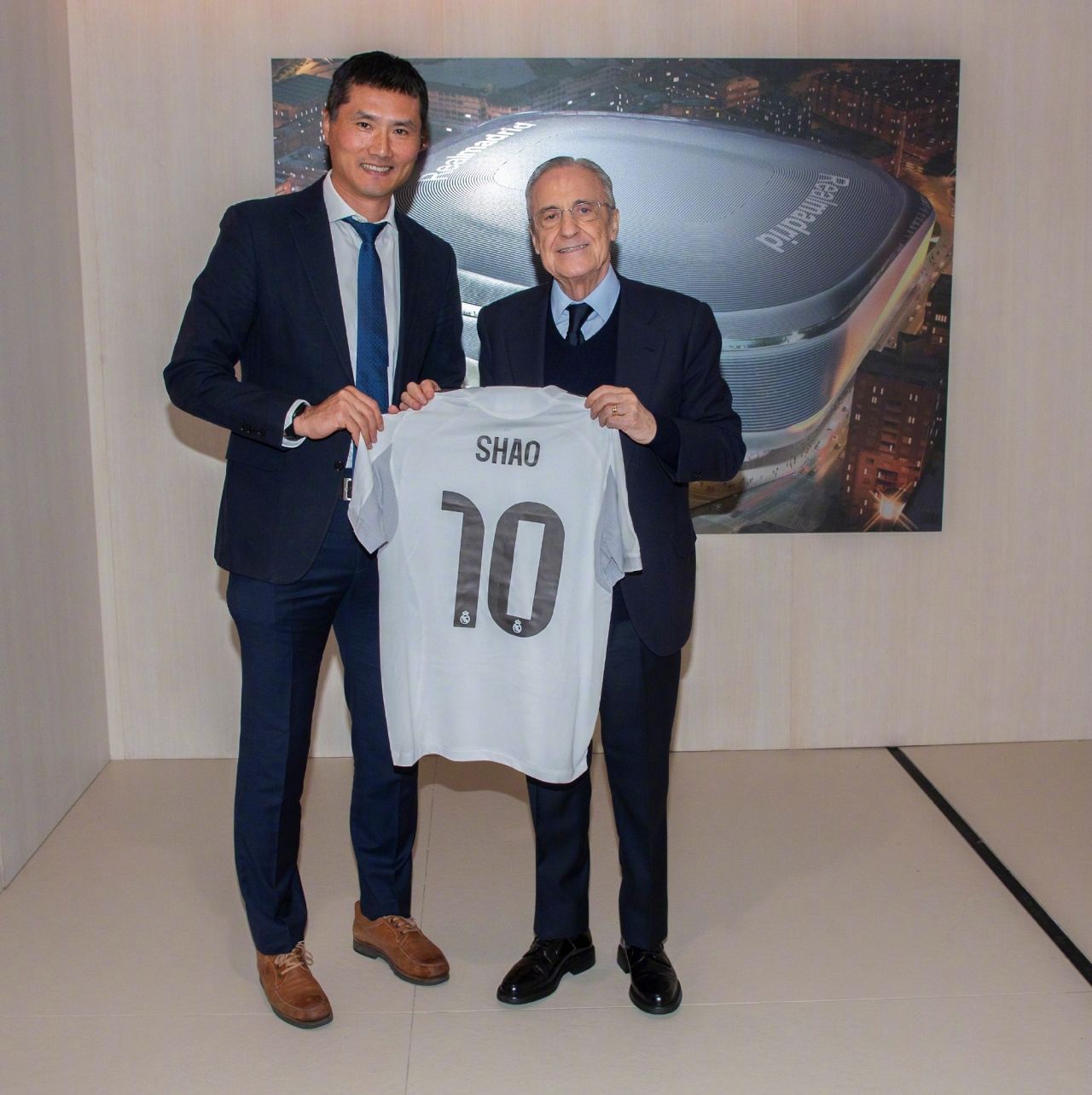 国足主帅邵佳一到访皇马，与弗洛伦蒂诺合影 获赠10号球衣