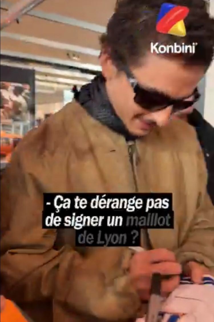 甜茶是圣埃蒂安死忠，给死敌里昂的球衣签名时留言“打倒里昂”