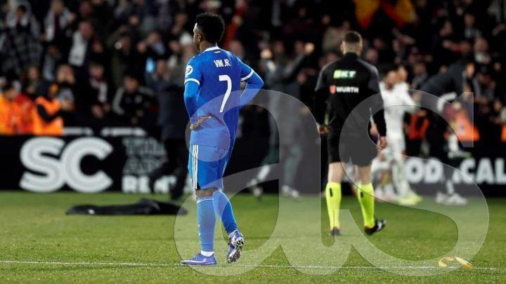 向维尼修斯丢香蕉！该涉事球迷被罚款5000欧，并禁止观赛一年