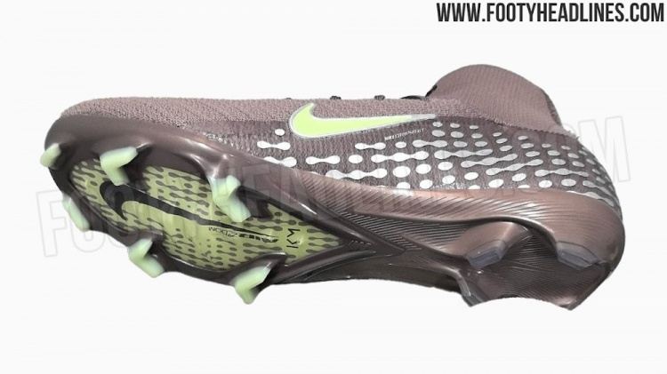 280欧！姆巴佩最新签名战靴谍照：金属银 梅子日食配色，印KM标识