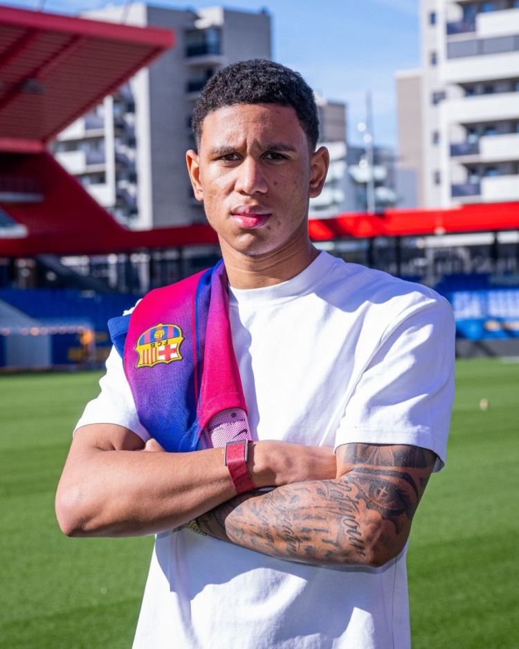 每体谈巴萨18岁中卫新援：以冷静沉着著称，有球和无球都表现很好