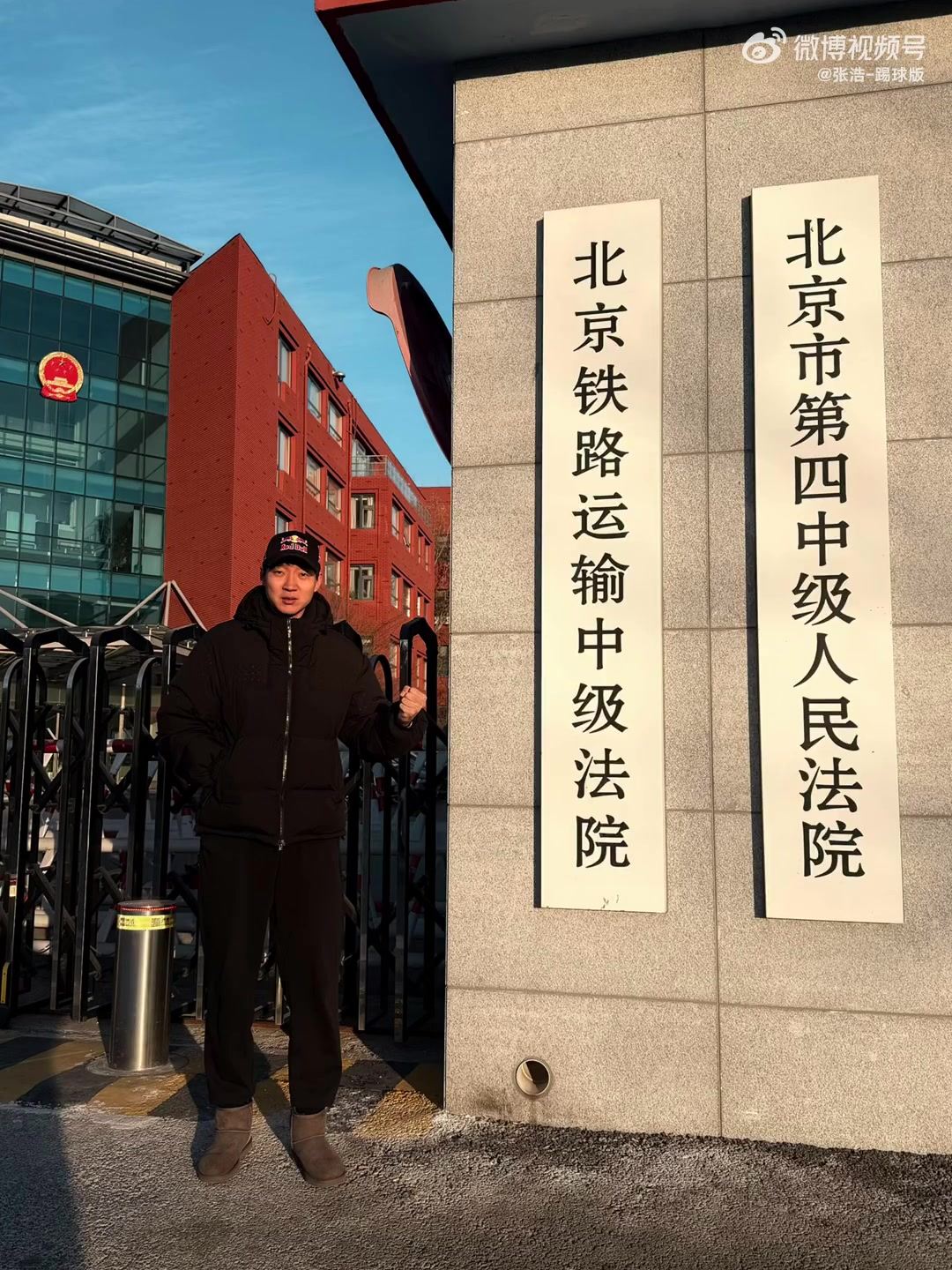 站在法院前！张浩：我为自己申诉，更为可能遭遇不公的下一代呐喊