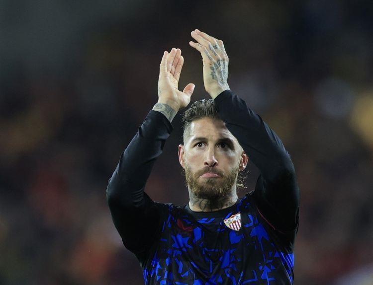 马卡：拉莫斯提出为塞维免费踢球遭拒，高层担心日后自己工作不保