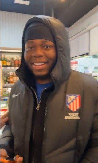 马卡：尼日利亚主播穿马竞外套去买《马卡报》，被误认为是卢克曼