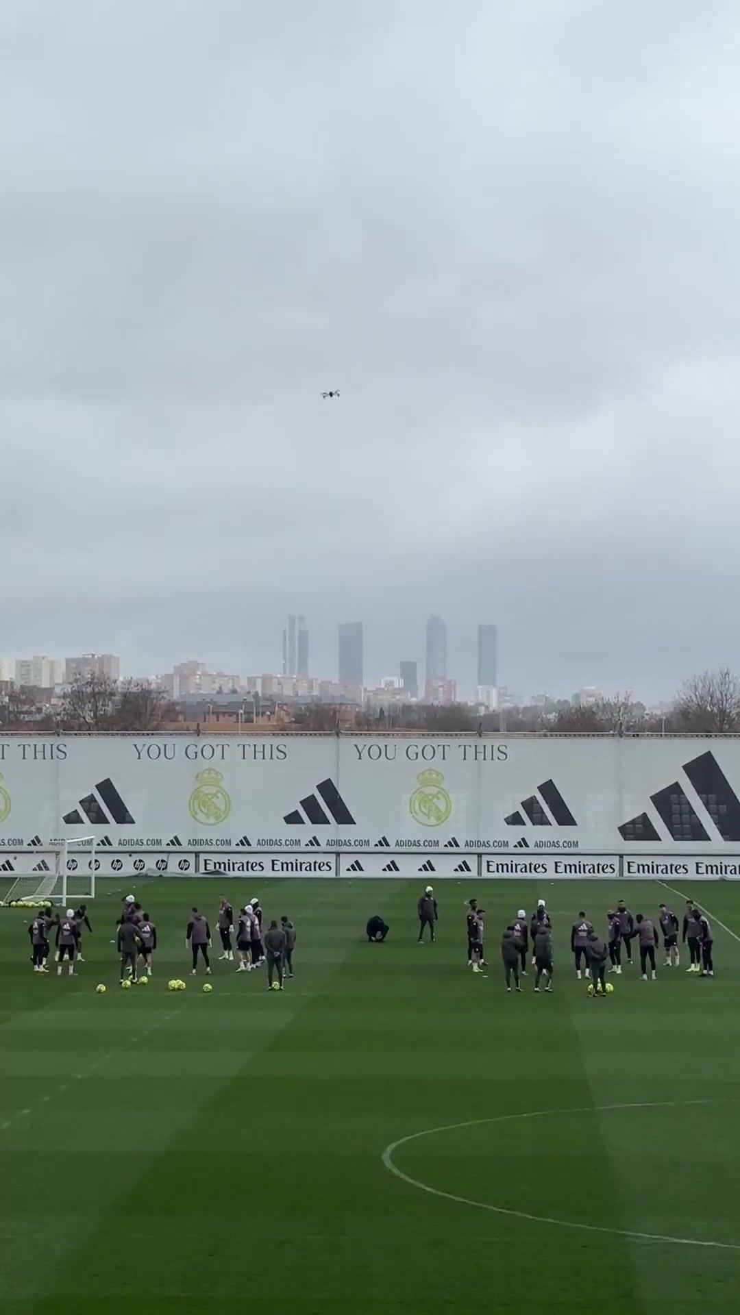 记者：贝林厄姆、米利唐、罗德里戈缺席皇马训练，空中出现无人机