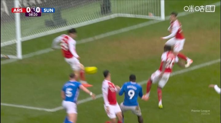 枪手门前现险情！拉亚摘球脱手，哈弗茨回防救空门