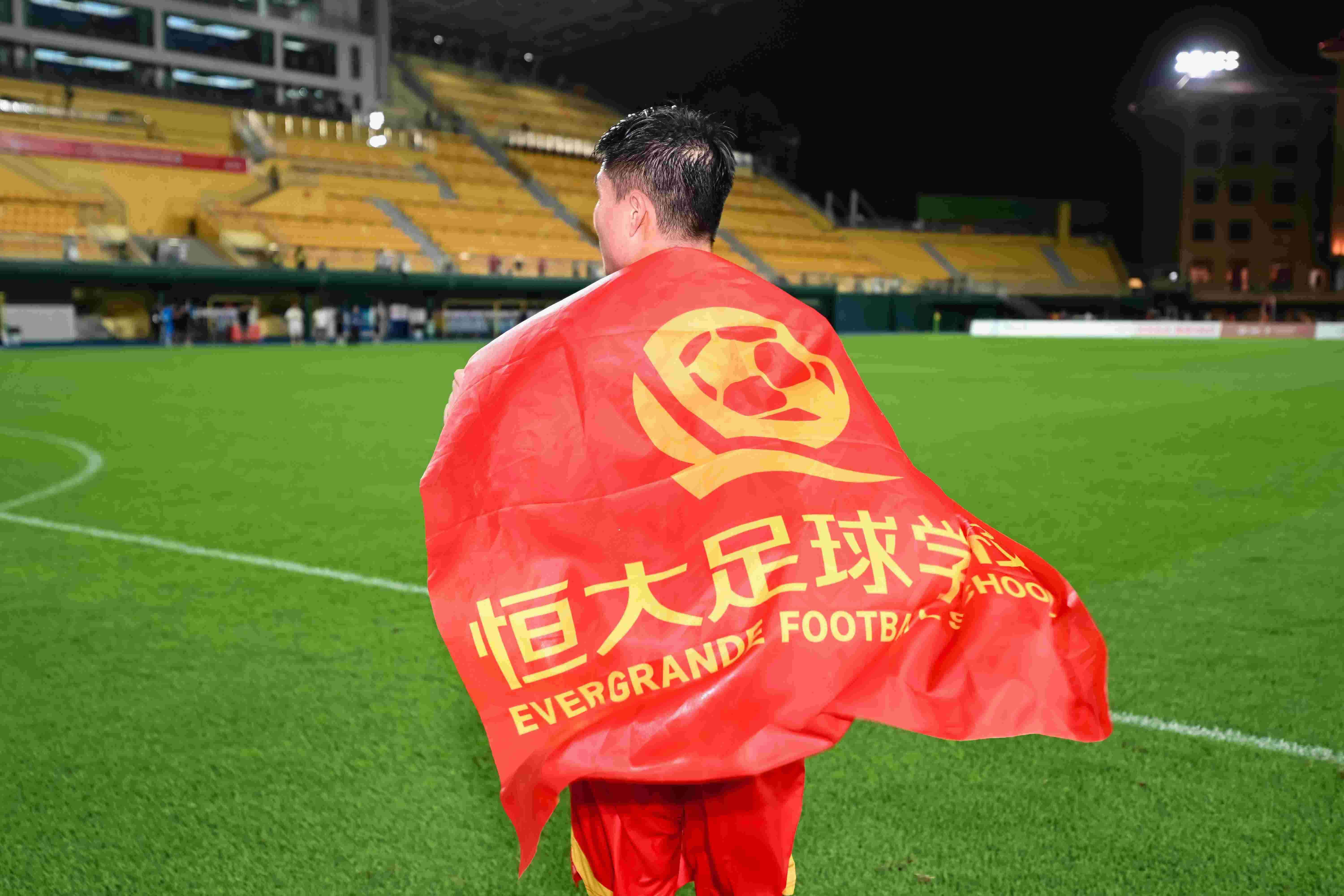 足球报：恒大足校向职业赛场发起冲击，杨昌鹏挂帅、刘智宇任领队