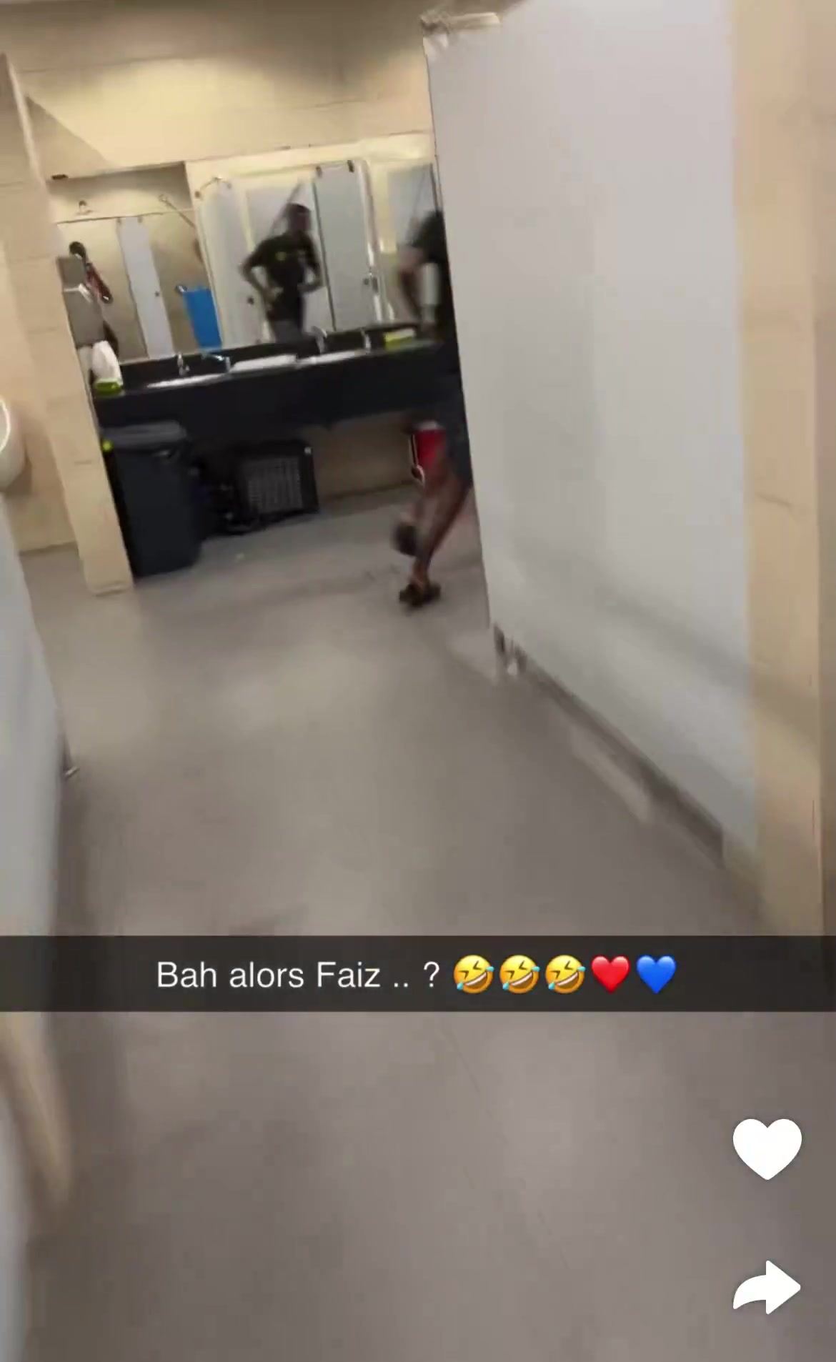 巴黎5-0马赛！金彭贝追逐嘲笑队友塞雷马尼，后者是马赛球迷