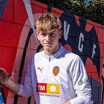 法媒：曼联、阿森纳多队关注瓦伦18岁后卫，他是巴黎创始人的曾孙