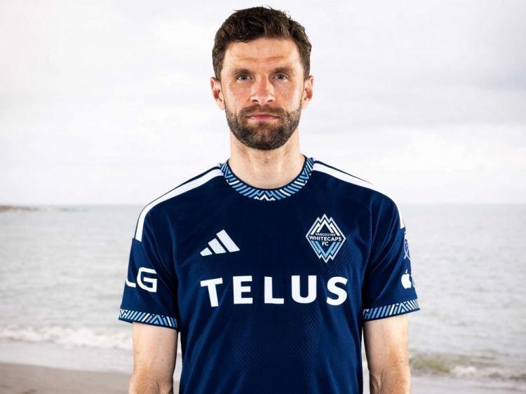 海山交汇之处！温哥华白浪发布新赛季主场球衣，穆勒出镜