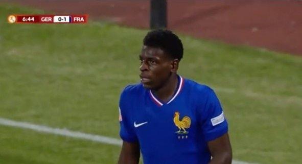 每体：巴黎青训后卫姆本巴合同本赛季末到期，球员希望能加盟巴萨