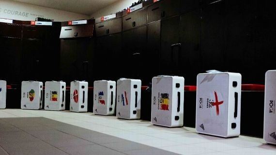 恩德里克社媒晒图：给所有里昂队友送PS5套装，含定制旅行箱