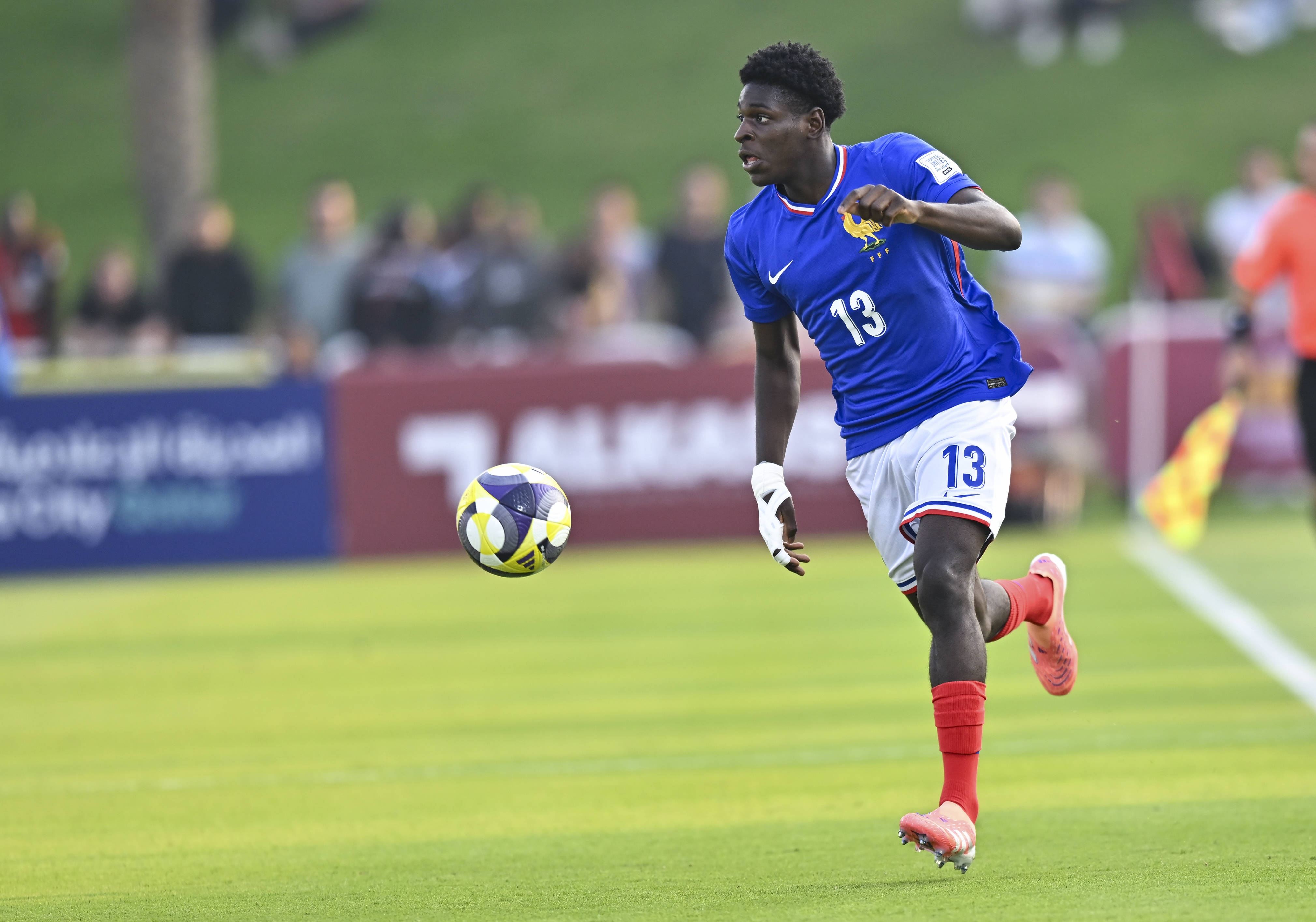 每体：巴萨考虑引进巴黎17岁后卫姆本巴，球员已拖延数周续约谈判