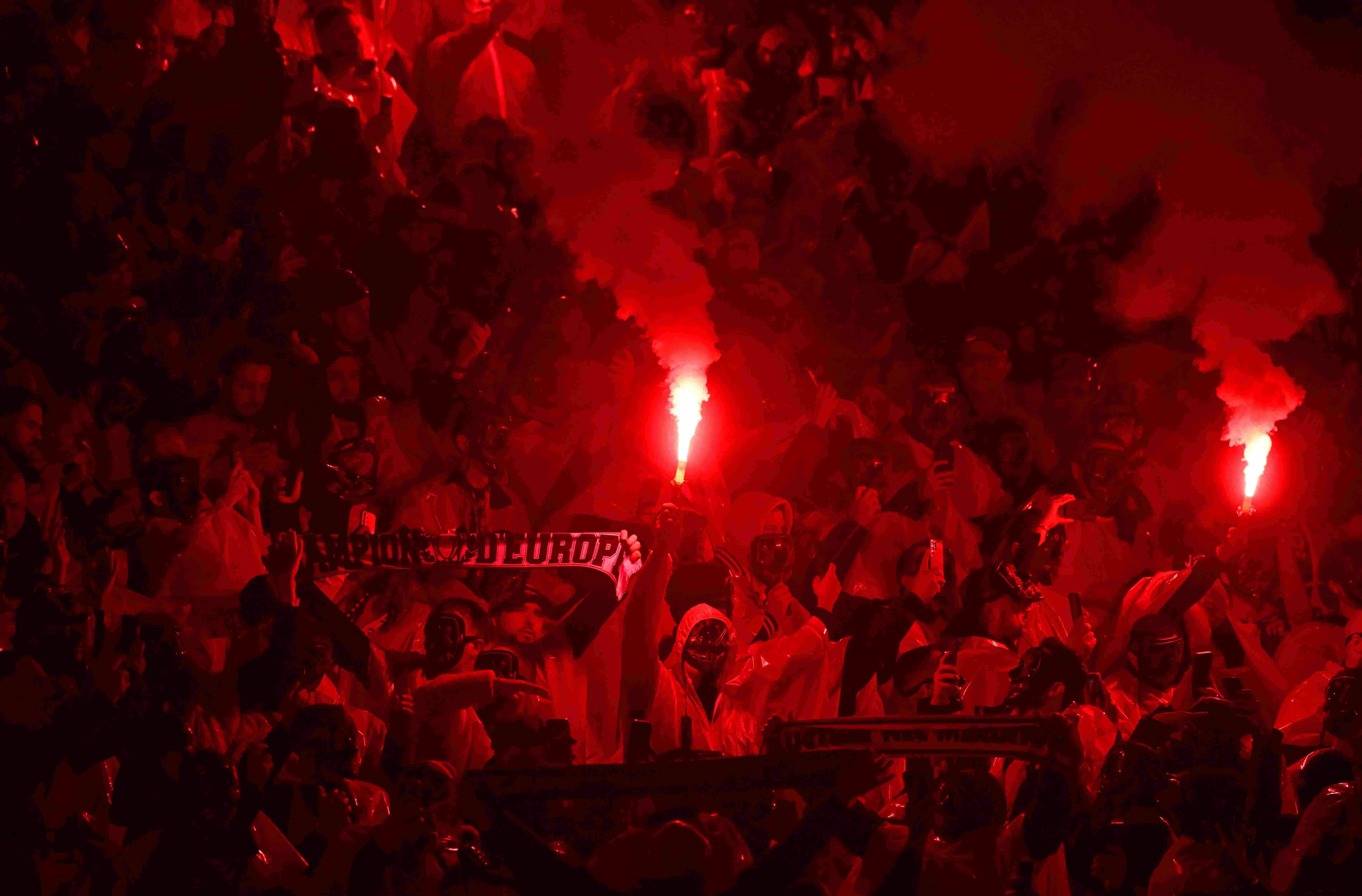 巴黎5-0马赛比赛中球迷唱恐同歌曲，现场播报员不得不广播警告