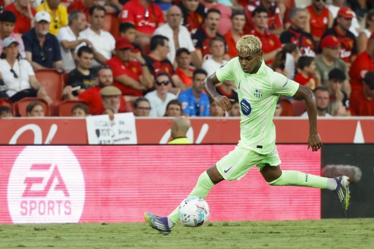 阿媒：斯卡洛尼计划用塔利亚菲科和一名中场合力防守亚马尔