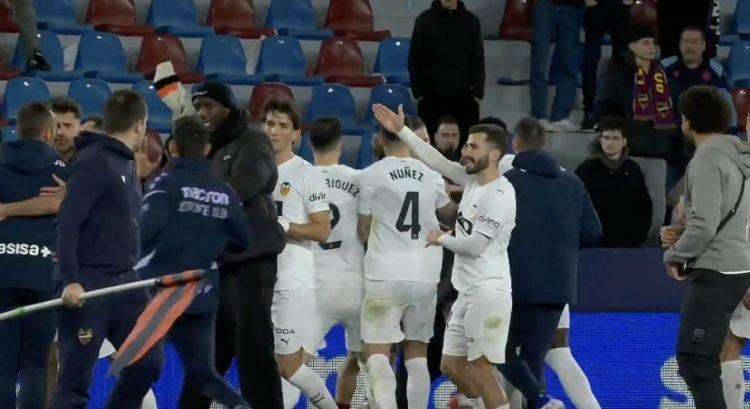 马卡报：瓦伦西亚德比火药味十足，两队比赛结束后发生大规模冲突