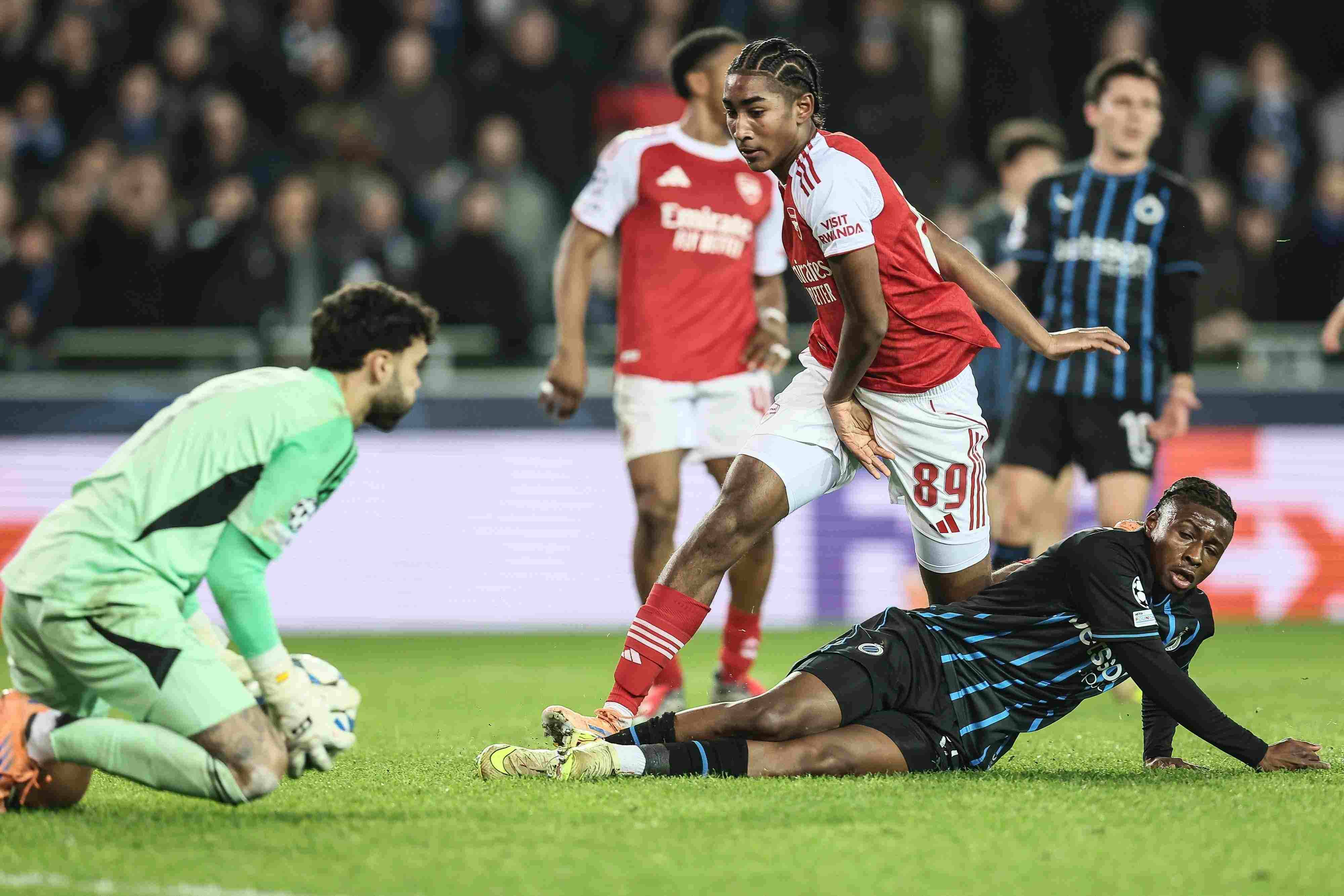 TA：从长期来看，阿森纳对16岁萨尔蒙的规划是一名中后卫