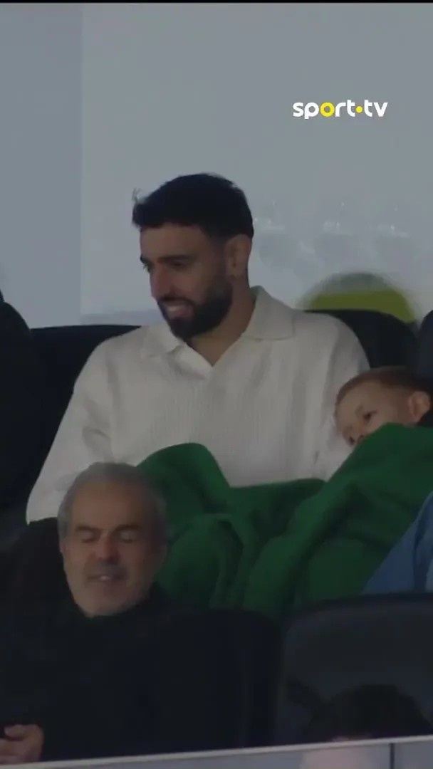 不忘本！太阳报：B费利用假期回国看葡甲比赛 支持青年队时期好友