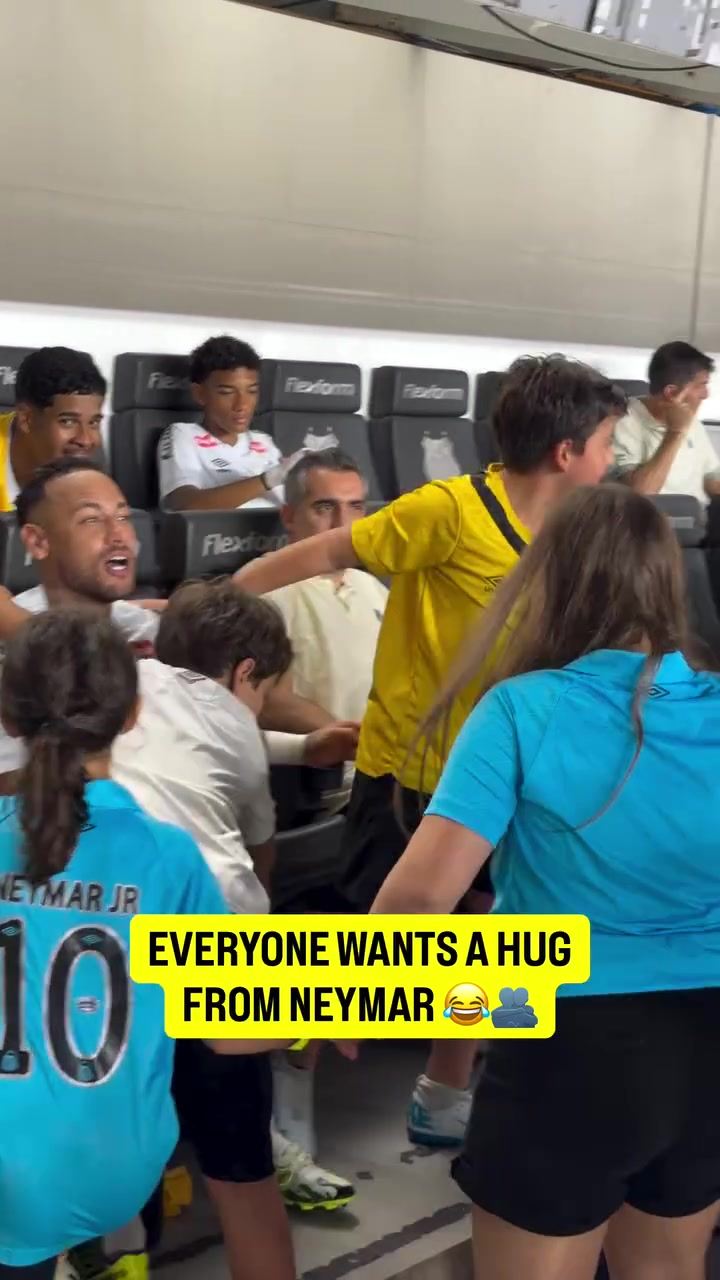 人气依旧！小球迷纷纷与替补席上的内马尔拥抱合影
