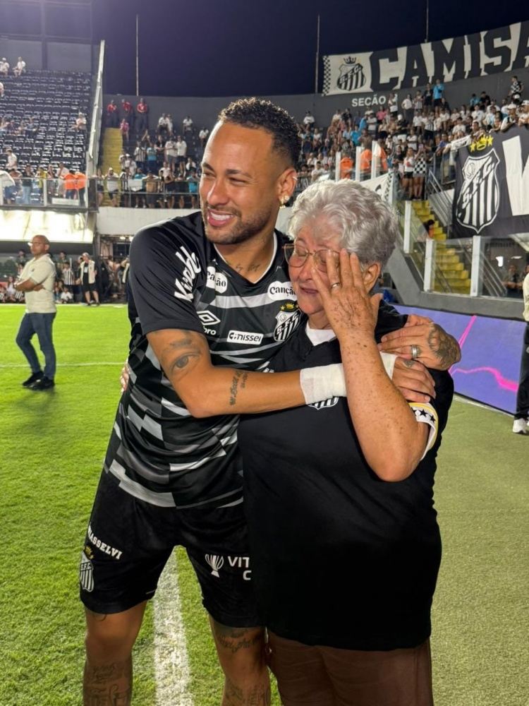 暖！内马尔邀请桑托斯老球迷观赛并拥抱合影，老球迷激动落泪