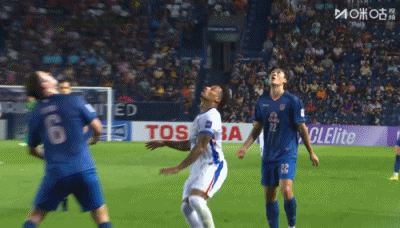 申花0-2落后 少打一人拉唐2分钟连吃两黄被罚下，捂脸不可置信