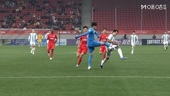 逃过一劫！颜骏凌出击将对手前锋踢倒，好在裁判示意越位