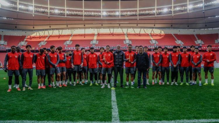 海港亚冠赛前为维塔尔、莱昂纳多颁发上赛季中超最佳阵容奖杯