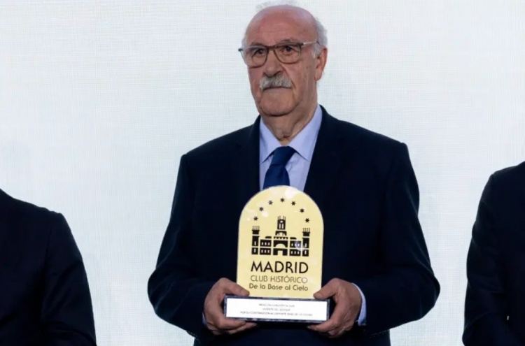 马卡：马德里市长向博斯克颁发基层体育贡献奖，表彰其体育贡献
