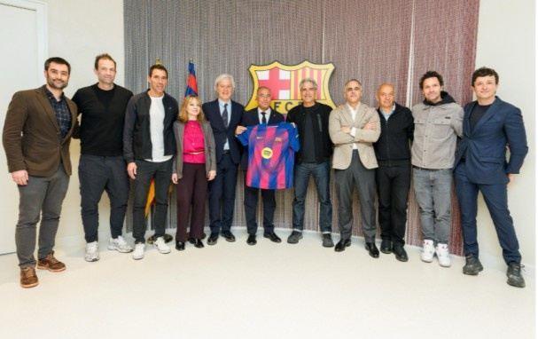 世体：耐克CEO访问巴萨，参观诺坎普球场并与俱乐部高层共进午餐