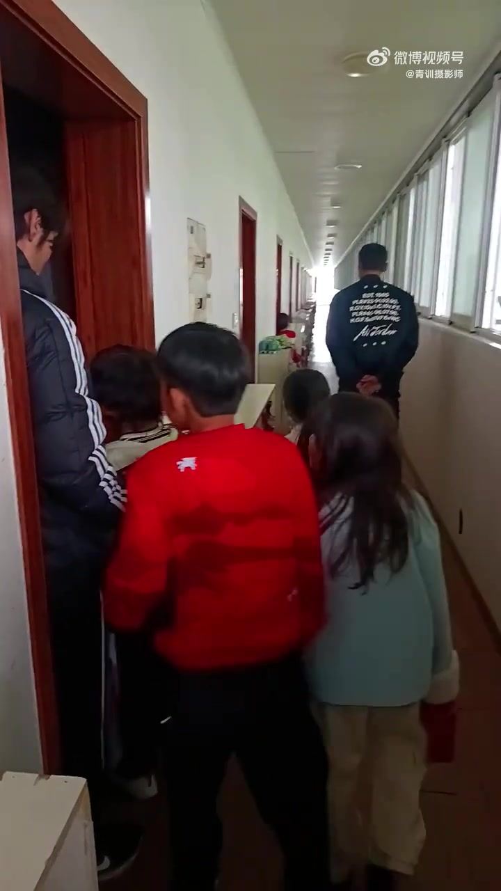 给徐根宝指导祝寿间隙，武磊和张琳芃带儿子参观儿时训练的宿舍