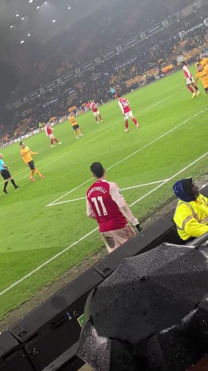 遭打脸！马丁内利面对挑衅回应“2-1”手势，此后枪手遭狼队绝平