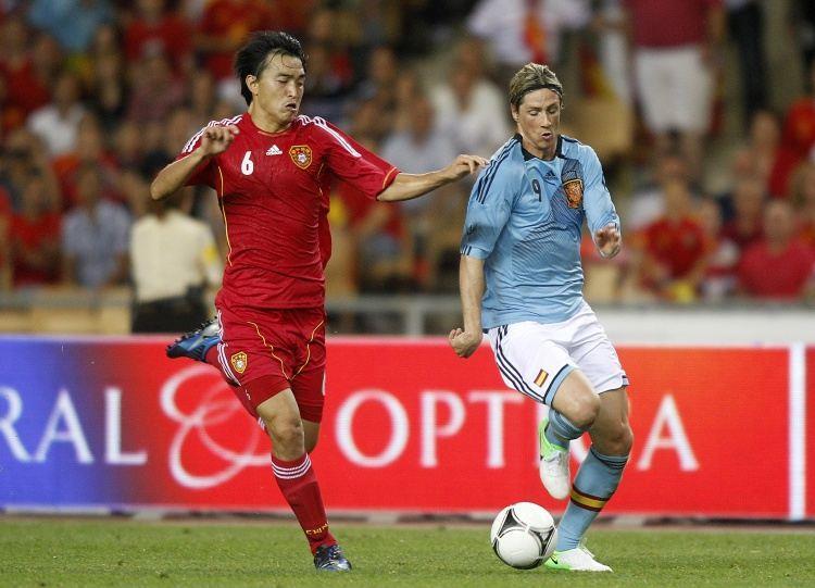 14年前西班牙1-0中国！当时阵容：卡西、哈维出战，郑智等人先发