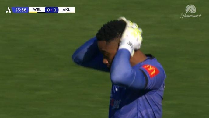 不是哥们？！澳超门将超级逆天失误送礼，对手80米外解围变进球