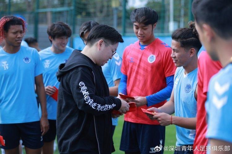 深圳青年人今天结束假期重新集结，董事长向全队派发开工红包